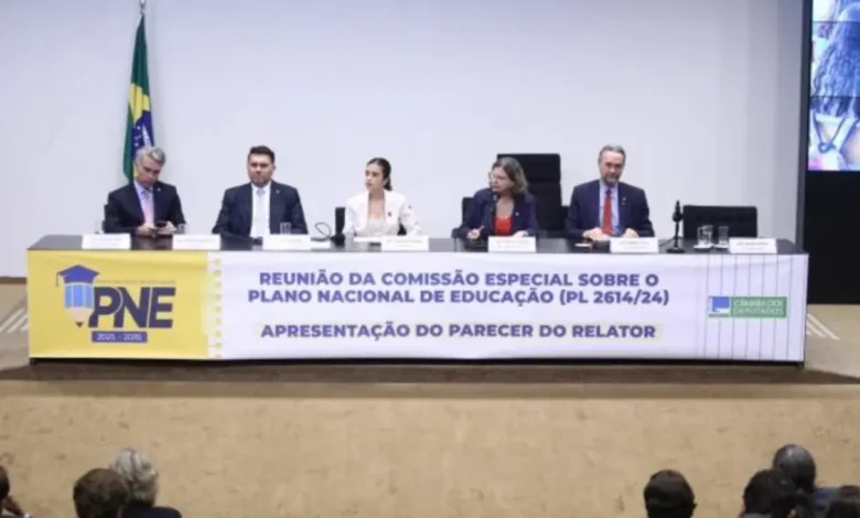Política educacional brasileira em xeque: projeto do PNE compromete a qualidade da educação por mais uma década.