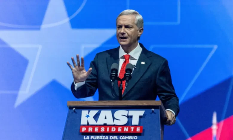 Eleições no Chile: José Antonio Kast lidera segunda etapa 8 Eleições no Chile: Jeannette Jara vence primeiro turno, mas direita nacionalista lidera segunda etapa com José Antonio Kast.