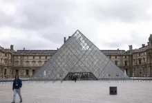 Relatório de auditoria no Museu do Louvre revela sérias vulnerabilidades na tecnologia de segurança, incluindo senha simples e softwares obsoletos.
