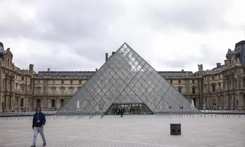 Relatório de auditoria no Museu do Louvre revela sérias vulnerabilidades na tecnologia de segurança, incluindo senha simples e softwares obsoletos.
