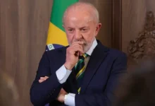 PF investiga ex-nora de Lula por tráfico de influência em contratos de materiais educacionais. Operação Sem Desconto resulta em prisões e buscas em 14 estados e DF, enquanto EUA reforça frota na região com chegada do porta-aviões USS Gerald R. Ford.