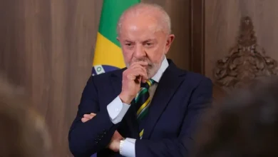 PF investiga ex-nora de Lula por tráfico de influência em contratos de materiais educacionais 2 PF investiga ex-nora de Lula por tráfico de influência em contratos de materiais educacionais. Operação Sem Desconto resulta em prisões e buscas em 14 estados e DF, enquanto EUA reforça frota na região com chegada do porta-aviões USS Gerald R. Ford.