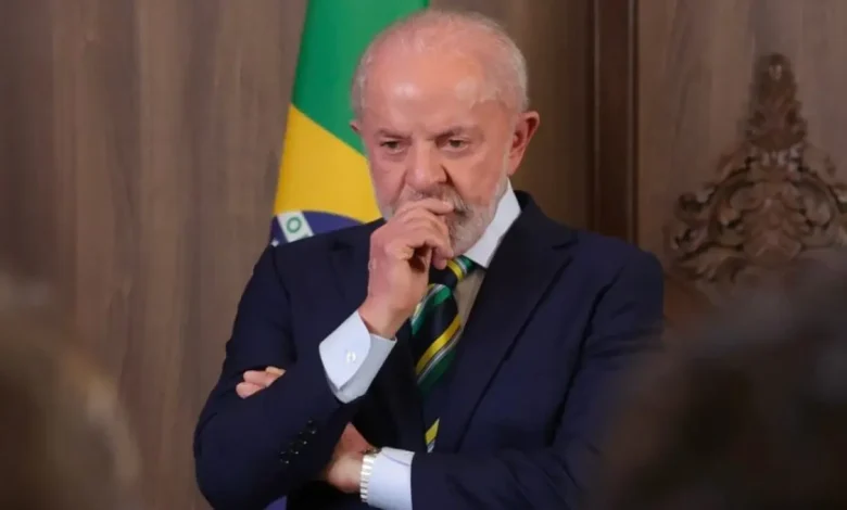 PF investiga ex-nora de Lula por tráfico de influência em contratos de materiais educacionais. Operação Sem Desconto resulta em prisões e buscas em 14 estados e DF, enquanto EUA reforça frota na região com chegada do porta-aviões USS Gerald R. Ford.