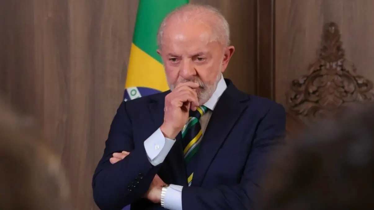 PF investiga ex-nora de Lula por tráfico de influência em contratos de materiais educacionais 14 PF investiga ex-nora de Lula por tráfico de influência em contratos de materiais educacionais. Operação Sem Desconto resulta em prisões e buscas em 14 estados e DF, enquanto EUA reforça frota na região com chegada do porta-aviões USS Gerald R. Ford.