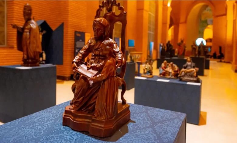 Museu de Arte Sacra leva exposição "Arte Sacra para Ver e Sentir" ao Santuário de Frei Galvão, promovendo a arte sacra e a espiritualidade na região.