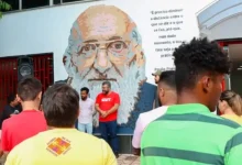 A educação no Brasil está sob a influência do wokismo, uma doutrina que afeta escolas públicas e privadas, promovendo uma linguagem e práticas coercitivas que limitam a liberdade educacional.