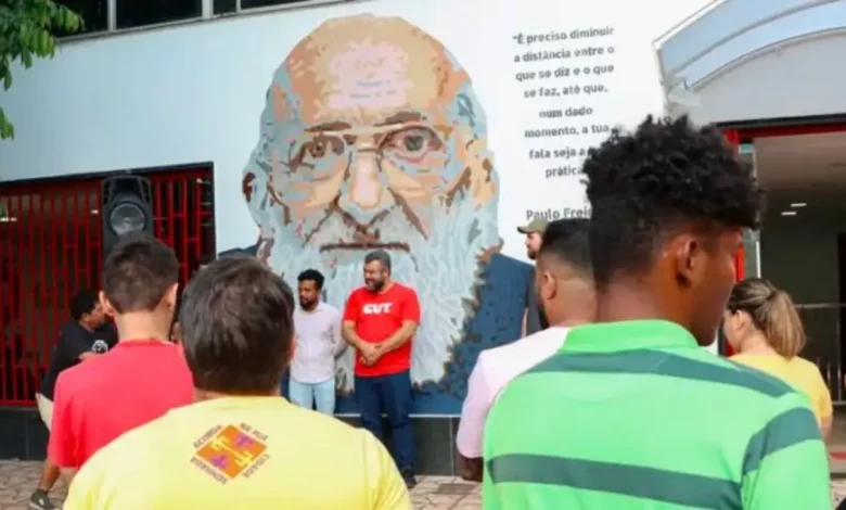 A educação no Brasil está sob a influência do wokismo, uma doutrina que afeta escolas públicas e privadas, promovendo uma linguagem e práticas coercitivas que limitam a liberdade educacional.