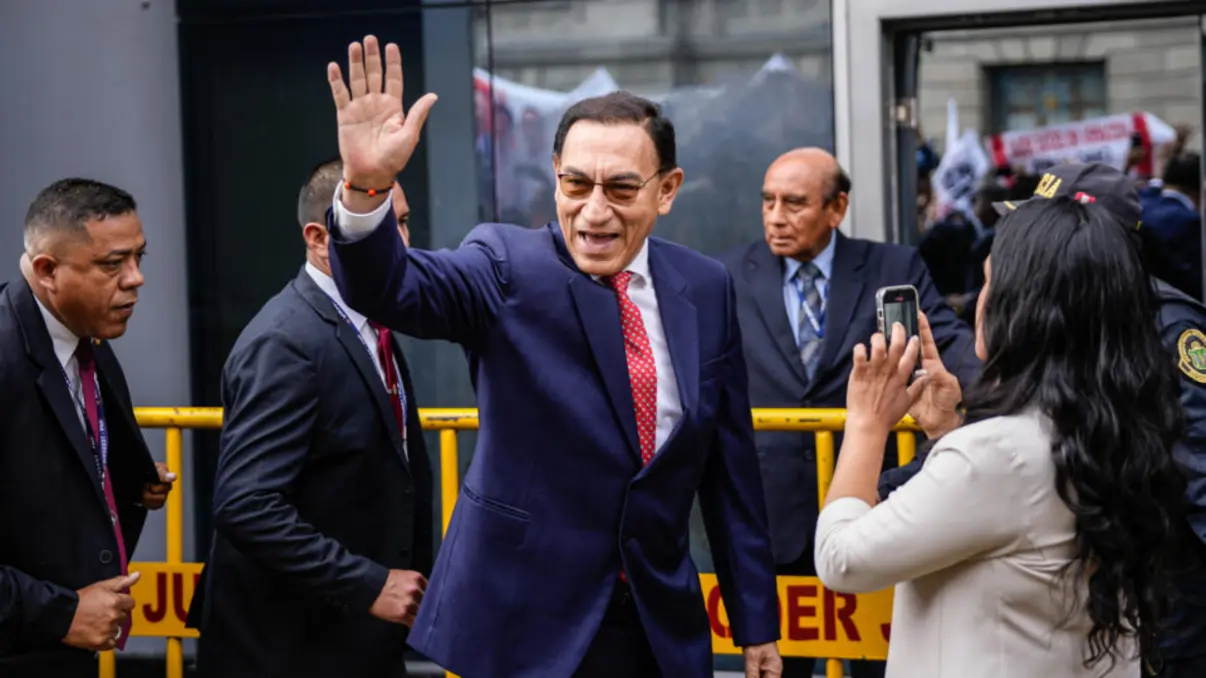 Martín Vizcarra, ex-presidente do Peru, é condenado a 14 anos de prisão por suborno passivo, recebendo mais de US$ 700 mil em propina como governador.