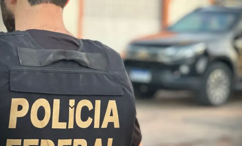 Agentes da Polícia Federal desarticularam uma organização criminosa composta por policiais federais e militares que extorquiam um empresário. Investigação em parceria com o MPF resultou em mandados de busca e medidas cautelares contra os envolvidos.
