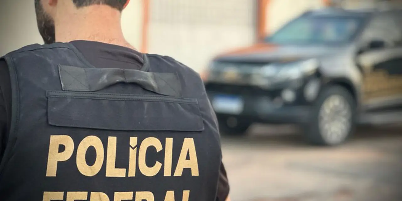 Polícia Federal Desarticula Organização Criminosa Composta por Funcionários Públicos 14 Agentes da Polícia Federal desarticularam uma organização criminosa composta por policiais federais e militares que extorquiam um empresário. Investigação em parceria com o MPF resultou em mandados de busca e medidas cautelares contra os envolvidos.