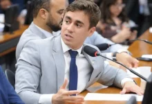 A defesa do ex-presidente Jair Bolsonaro apresenta explicações sobre imagens do deputado Nikolas Ferreira usando celular na visita a Bolsonaro em prisão domiciliar.