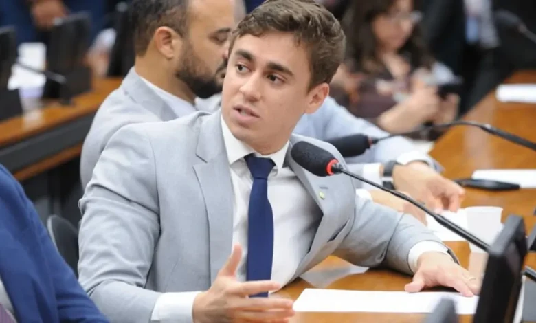 A defesa do ex-presidente Jair Bolsonaro apresenta explicações sobre imagens do deputado Nikolas Ferreira usando celular na visita a Bolsonaro em prisão domiciliar.