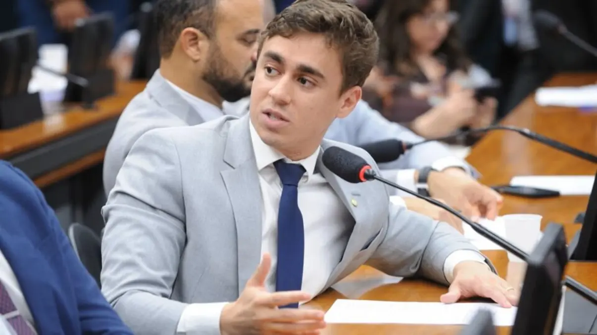 A defesa do ex-presidente Jair Bolsonaro apresenta explicações sobre imagens do deputado Nikolas Ferreira usando celular na visita a Bolsonaro em prisão domiciliar.