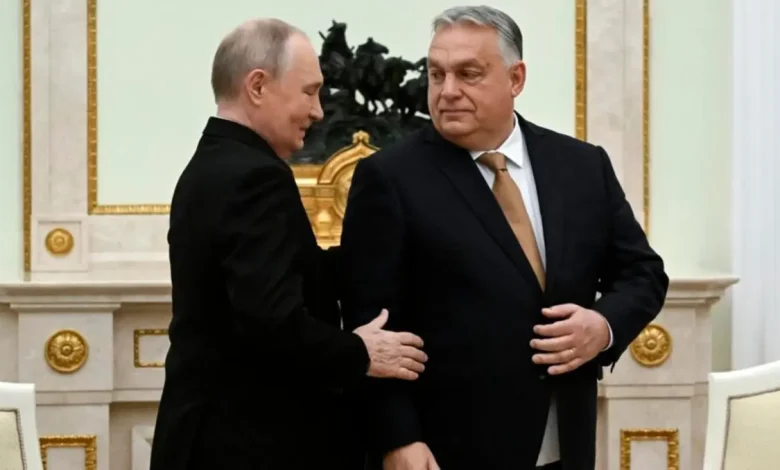 Viktor Orbán, primeiro-ministro da Hungria, reuniu-se com Vladimir Putin em Moscou para garantir o fornecimento de petróleo e gás russo ao seu país. A Hungria busca manter sua aliança com a Rússia, apesar da pressão da União Europeia.