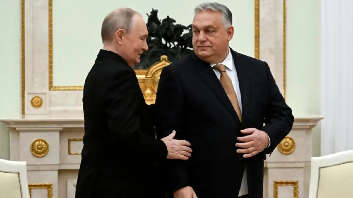 Viktor Orbán, primeiro-ministro da Hungria, reuniu-se com Vladimir Putin em Moscou para garantir o fornecimento de petróleo e gás russo ao seu país. A Hungria busca manter sua aliança com a Rússia, apesar da pressão da União Europeia.