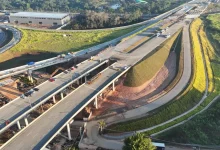 Estado de São Paulo moderniza infraestrutura viária, construindo mais de 750 quilômetros de rodovias duplicadas e melhorias em estradas, otimizando tráfego e segurança.