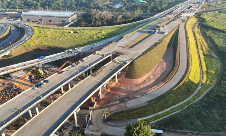 Estado de São Paulo moderniza infraestrutura viária, construindo mais de 750 quilômetros de rodovias duplicadas e melhorias em estradas, otimizando tráfego e segurança.