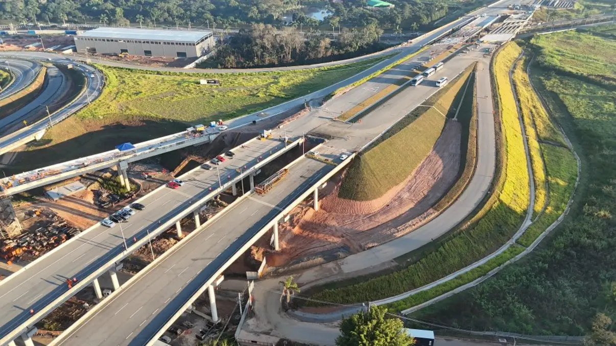 Estado de São Paulo moderniza infraestrutura viária, construindo mais de 750 quilômetros de rodovias duplicadas e melhorias em estradas, otimizando tráfego e segurança.