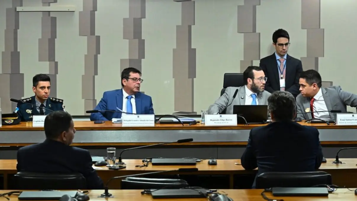 Operação do Comando Vermelho não enfraqueceu o PCC. 14 Subsecretário de Inteligência da Polícia Militar do Rio de Janeiro afirma operação teve impacto simbólico, mas efeito prático limitado no enfraquecimento do Comando Vermelho, com prisões e mortes de criminosos.