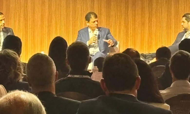 O governador de São Paulo, Tarcísio de Freitas, apresenta plano nacional para o Brasil, criticando a atual situação política e prometendo um novo rumo para o país.