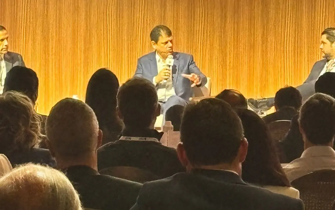 O governador de São Paulo, Tarcísio de Freitas, apresenta plano nacional para o Brasil, criticando a atual situação política e prometendo um novo rumo para o país.