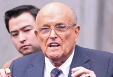 Donald Trump concede indulto preventivo a Rudy Giuliani e outros acusados de interferir nas eleições de 2020, incluindo Sidney Powell e John Eastman.