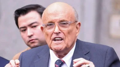 Donald Trump concede indulto preventivo a Rudy Giuliani e outros acusados de interferir nas eleições de 2020, incluindo Sidney Powell e John Eastman.