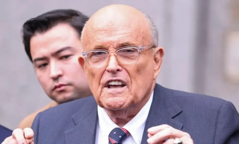 Donald Trump concede indulto preventivo a Rudy Giuliani e outros acusados de interferir nas eleições de 2020, incluindo Sidney Powell e John Eastman.