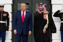 Donald Trump recebe Mohammad bin Salman na Casa Branca, após controvérsias sobre assassinato de jornalista Jamal Khashoggi. O encontro marca tentativa de manter boas relações entre EUA e Arábia Saudita.