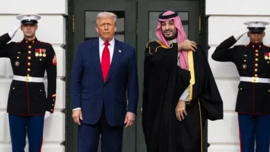 Donald Trump recebe Mohammad bin Salman na Casa Branca, após controvérsias sobre assassinato de jornalista Jamal Khashoggi. O encontro marca tentativa de manter boas relações entre EUA e Arábia Saudita.
