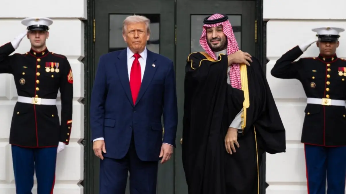Donald Trump recebe Mohammad bin Salman na Casa Branca, após controvérsias sobre assassinato de jornalista Jamal Khashoggi. O encontro marca tentativa de manter boas relações entre EUA e Arábia Saudita.