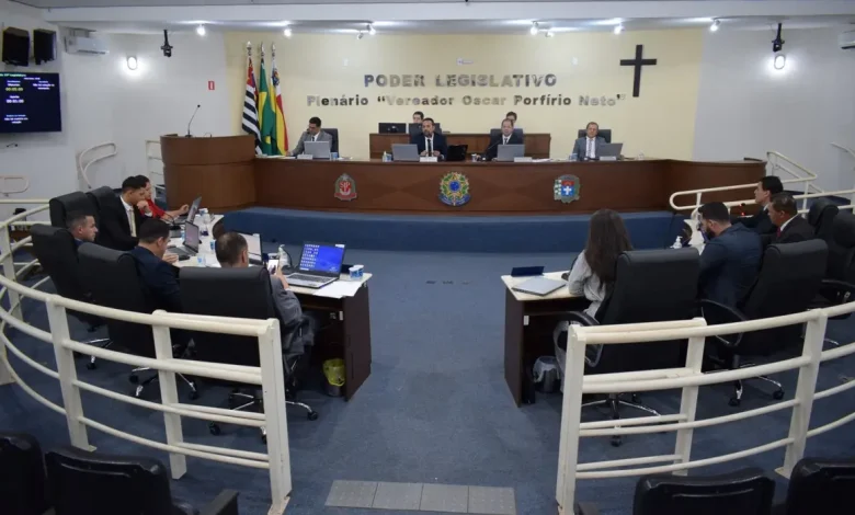 Vereadores de Paraguaçu Paulista rejeitam vetos e aprovam projetos de lei importantes para melhorar a vida dos cidadãos e a gestão municipal, refletindo dedicação e compromisso da comunidade.