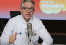 O Brasil enfrenta um aumento significativo de casos de sarampo, com 37 casos registrados em sete estados em 2025. O ministro da Saúde criticou o negacionismo em relação às vacinas e a falta de apoio à vacinação.