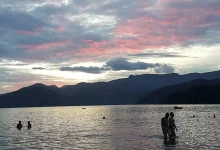 Evite riscos ao entrar no mar em dias quentes. Conheça os perigos do choque térmico e desidratação para uma saída segura no mar.