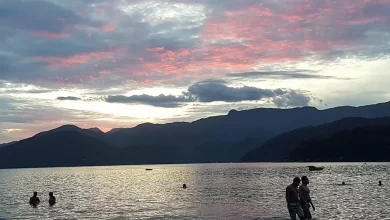 Evite riscos ao entrar no mar em dias quentes. Conheça os perigos do choque térmico e desidratação para uma saída segura no mar.