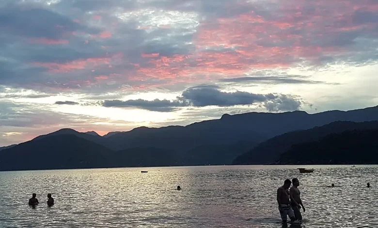 Evite riscos ao entrar no mar em dias quentes. Conheça os perigos do choque térmico e desidratação para uma saída segura no mar.