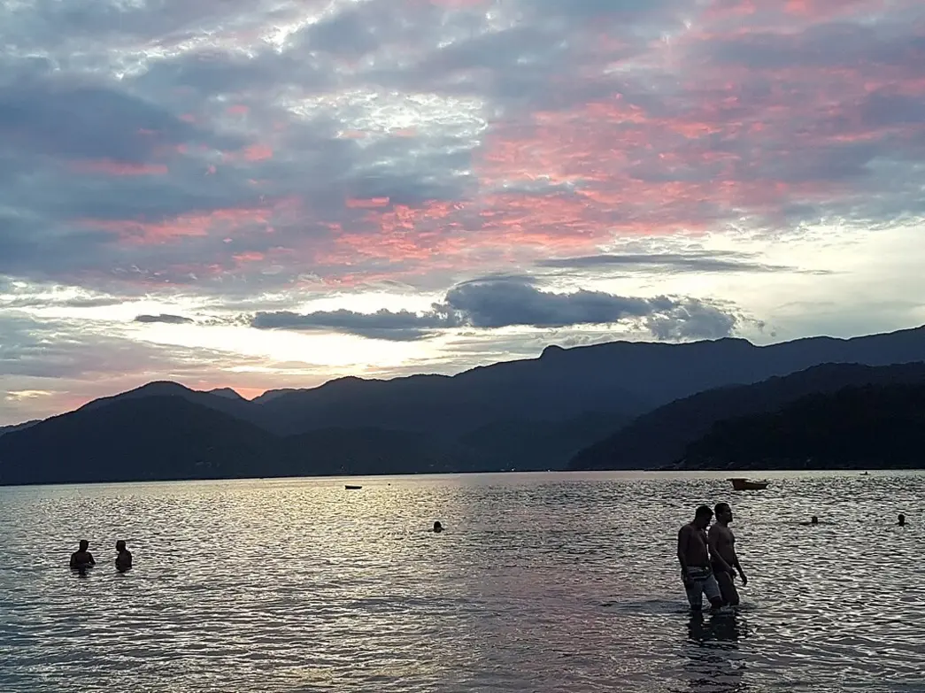 Evite Riscos no Mar em Dias Quentes: Choque Térmico e Desidratação 14 Evite riscos ao entrar no mar em dias quentes. Conheça os perigos do choque térmico e desidratação para uma saída segura no mar.
