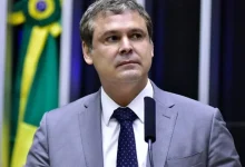 Líder do PT defende decisão do STF que restringe a lei do impeachment, afirmando que é uma medida para evitar pressões políticas e proteger a independência judicial.