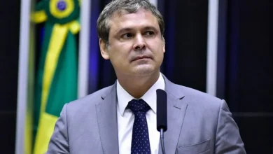 Líder do PT defende decisão do STF que restringe a lei do impeachment, afirmando que é uma medida para evitar pressões políticas e proteger a independência judicial.