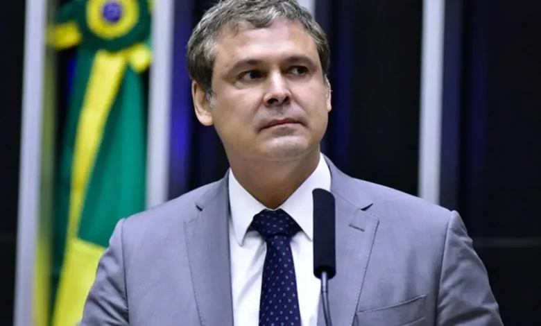 Líder do PT defende decisão do STF que restringe a lei do impeachment, afirmando que é uma medida para evitar pressões políticas e proteger a independência judicial.