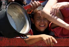 População de Gaza enfrenta desespero desde o conflito, mas trégua e ajuda humanitária trazem esperança e estabilidade à situação, mas risco de nova crise persiste.