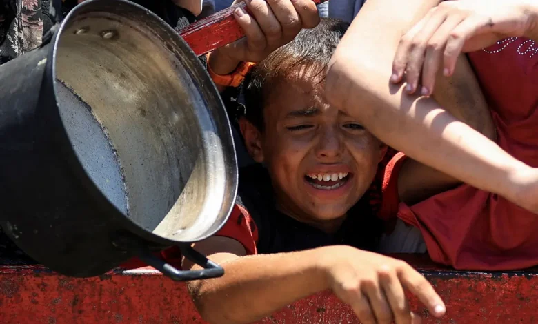 População de Gaza enfrenta desespero desde o conflito, mas trégua e ajuda humanitária trazem esperança e estabilidade à situação, mas risco de nova crise persiste.