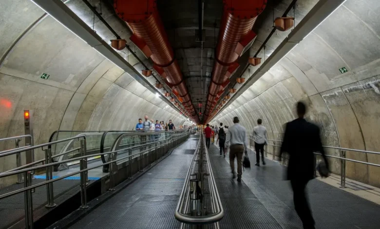 Metrô de São Paulo fica aberto 24h aos sábados até fevereiro de 2026, melhorando mobilidade e acessibilidade.