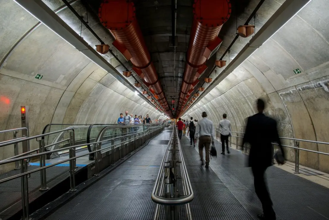 Metrô de São Paulo fica aberto 24h aos sábados até fevereiro de 2026, melhorando mobilidade e acessibilidade.