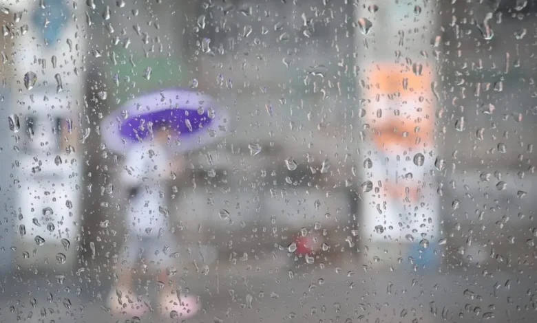 Chuvas fortes atingem o oeste do estado, causando alagamentos e estragos significativos. A Defesa Civil trabalha para ajudar a população afetada, minimizando o impacto das chuvas.