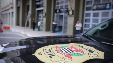 Polícia Civil desmantela esquema de roubos de carga em São Paulo 2 Polícia Civil de São Paulo desmanteleu esquema de roubos de carga com participação de prestadores de serviços, prendendo os envolvidos e interrompendo o fluxo de dinheiro.