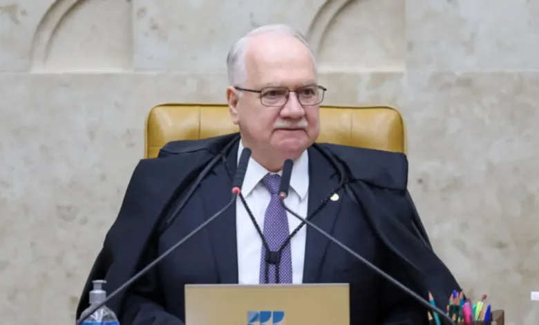 Código de conduta para tribunais superiores é proposta do ministro Edson Fachin para regular declarações públicas e restrições à participação dos magistrados em entrevistas.