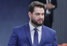 O ministro Alexandre de Moraes determinou que a defesa de Filipe Martins apresente esclarecimentos sobre violação de medidas cautelares impostas ao réu, em 24 horas.