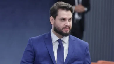 O ministro Alexandre de Moraes determinou que a defesa de Filipe Martins apresente esclarecimentos sobre violação de medidas cautelares impostas ao réu, em 24 horas.