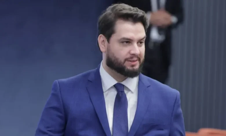 O ministro Alexandre de Moraes determinou que a defesa de Filipe Martins apresente esclarecimentos sobre violação de medidas cautelares impostas ao réu, em 24 horas.